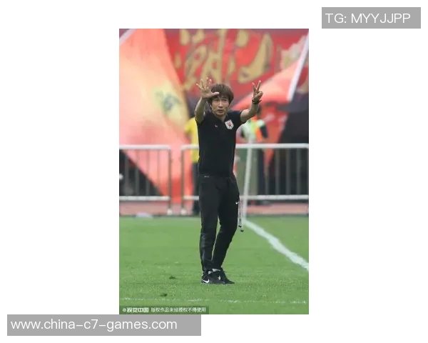 足球越位判罚主裁判手势解析与规则详解助你更好理解比赛动态